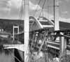 Gamla och nya B�tstadsbron syns sida vid sida fr�n v�stra landf�stet. Den gamla har tj�nat ut och den nya har konstruerats s� att den skall t�la tunga transporter till och fr�n kraftverket.
