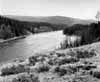 Nedanf�r H�ljes flyter �lven fram i en smal f�ra. En nedstr�msvy fr�n �lvens v�stra strand strax s�der om Perstorp ger en god bild av landskapets karakt�r i �vre Klar�lvsdalen. (Foto H. Segerros)