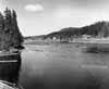 Fr�n samma plats men i riktning uppstr�ms mot H�ljes ser man bebyggelsen vid Kvarnn�set. (Foto H. Segerros)