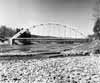 Ungef�r ett �r senare i juni 1956 �r den nya bron i det n�rmaste f�rdig att tagas i bruk. Trakten har f�tt tv� nya f�rstklassiga broar ist�llet f�r de gamla uttj�nta. (Foto H. Segerros)