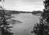 Fr�n udden vid pr�stg�rden kan man se en l�ng str�cka av �lven i riktning mot nordv�st.