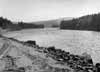 H�r befinner vi oss ett gott stycke upp mot S�lgforsen. V�g �r redan byggd upp till dammen. L�ngre bort vid Andersstubben viker �lven av till v�nster.
