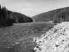 V�nder vi blicken mot norr fr�n samma plats ser man ytterligare en del av �lven, som skulle komma att torrl�ggas genom att vatten avledes genom en tunnel uppstr�ms S�lgforsen.