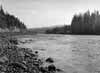 Fr�n en plats ca 600 m s�der om S�lgforsen har �lvterr�ngen detta utseende. Den nybyggda v�gen mot dammen har redan p�verkat den k�nsliga stranden.