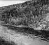 Strax ovanf�r damml�get g�r berggrunden i dagen och str�nderna �r mycket branta. Bilden �r tagen fr�n v�stra stranden i riktning mot nordost.