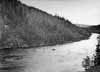 Unders�kningar p�g�r f�r den blivande dammen. I framtiden kommer vattnet att ledas genom tilloppstunnlar, kraftverk och avloppstunnel genom berget p� �stra stranden (till v�nster p� bilden). Ovanf�r dammen kommer vattenytan att h�jas med drygt 60 m.