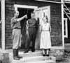 Henry Karlsson, Var�myren, visar sina nyf�ngade g�ddor f�r brodern Sten och modern Signe Bengtsson.