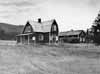 Boningshus och ekonomibyggnader vid Var�n�set (Uggelheden 1:17). G�rden �gs av Olof Olsson.