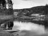 I riktning mot s�der ser man bebyggelsen p� �stra Var�n�set. G�rden �r numera �de.