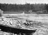 Vid �lvkr�ken nedanf�r Var�forsen finns en avl�ggsplats och en flottningsbarack. I bakgrunden skymtar allm�nna v�gen.