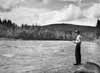 En annan fiskare st�r h�r ungef�r 100 m ovanf�r Var�forsen. L�ngs �stra stranden g�r en ledvall f�rbi forsen.