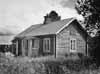 Boningshuset p� Skr�ddartorpet, fr�n vilket man har en vacker utsikt �ver �lven.
