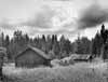 Alla byggnader vid Skr�ddartorpet �r v�l underh�llna. H�r ser vi uthus och sommarladug�rd.