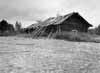 De flesta byggnader p� Strandmon �r numera f�rfallna. P� bilden ser man det gamla stallet och logen.