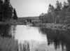 Vid Havsvalltj�rn finns en damm vid utfl�det.