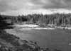 Fr�n stranden i n�rheten av Flottningsf�reningens koja ser vi Sigfridsforsen i uppstr�msriktningen. Vid tillf�llet r�der l�g vattenf�ring i �lven.