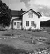 Vid Audiab�cken mellan v�gen och �lven ligger Lillhem (�gare Olav Olsson). De tre dammarna i tr�dg�rden f�r vatten med sj�lvtryck fr�n b�cken.