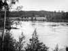 L�ngre upp efter �lven ligger Bengtsstugan, som vi h�r ser fr�n v�stra stranden.