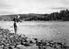 John Olsson, Klar�sen, fiskar med utter fr�n v�stra stranden ca 300 m norr om Bengtsstugan.