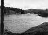 V�gen f�ljer fortfarande t�tt intill stranden och ett stycke ovanf�r Br�nnsk�r kan man f�nga denna nerstr�msvy.
