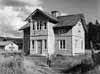 P� �stra sidan av �lven finns bl.a. H�kansg�rden (egentligen H�kag�rden) och h�r ser vi huvudbyggnaden med uthus i bakgrunden.