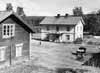 Larsg�rden �r den st�rsta g�rden i denna del av Klar�lvsdalen. H�r ser vi mang�rdsbyggnaden fr�n sydv�st och till v�nster p� bilden den s.k. lillstugan. Strax nedanf�r flyter �lven.