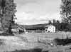 Den centrala delen av g�rdsomr�det med uthus, lillstuga, stall och mang�rdsbyggnad fr�n v�nster till h�ger.