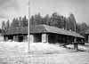 Fr�n g�rdsplanen har man denna bild av vinkelbyggnaden med loge i s�dra delen och ladug�rd i norra delen.