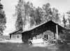 L�ngst i s�der av g�rdsomr�det ligger smedja och torkstuga, �nnu j�mf�relsevis v�l bibeh�llen. Lillstugan skymtar till v�nster.