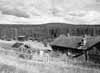 Utsikt fr�n sluttningen ovanf�r ladug�rden i riktning mot �ster �ver r�kstugan.