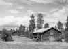 Inom g�rdsomr�dets nordostligaste del ligger en gammal lada samt r�kstugan.