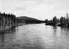 Fr�n h�ngbron har man denna utblick �t s�der. P� h�gra stranden skymtar Larsg�rden.
