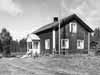 Ett stycke ovanf�r bron p� �stra sida av �lven ligger Arntsg�rden (�gare Algot Arntsson). H�r ses huvudbyggnaden fr�n v�ster.