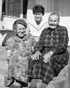 Tre generationer p� g�rden, Karolina Arntsson med dottern Julia Dahl och dotterdottern Gull-Britt Dahl.