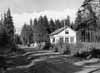 L�ngflons skola vid allm�nna v�gen strax norr om Larsg�rden. Skolbyggnaden ses h�r fr�n s�der.