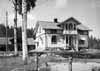 P� v�stra sidan om v�gen ligger fastigheten Aspberget 1:29 eller Bj�rkeb�ck (�gare Tage Johansson). H�r ses mang�rdsbyggnaden fr�n v�gen.