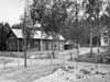 Fastighetens loge samt en gammal loftbod. En del av mang�rdsbyggnaden syns till h�ger p� bilden.