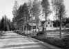 Bj�rkeb�ck sett fr�n v�gen i sydlig riktning. Till h�ger en byggnad, som i huvudsak anv�nds som redskapsskjul.