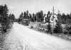 Den allm�nna v�gen g�r genom L�ngflon i riktning mot norska gr�nsen, som ligger strax bortom v�gkr�ken.