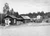 Uthusbyggnader till Dalhem i riktning mot s�der, d�r man �ven ser telefonstationen.
