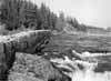 �lven sedd fr�n gr�nsen in �ver norskt omr�de. Till v�nster ligger ledvallen �ver den v�stra �lvgrenen.